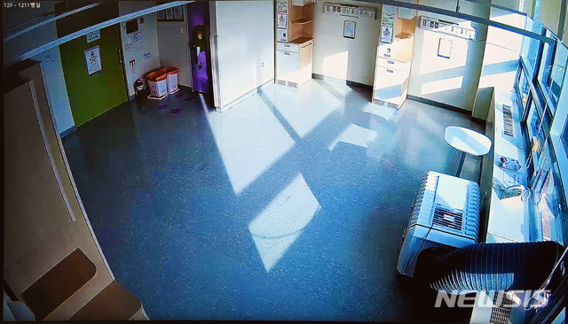 [서울=뉴시스] 고승민 기자 = '2021학년도 대학수학능력시험'을 이틀 앞둔 1일 오후 서울 중랑구 서울의료원 내 코로나19 종합상황실에 확진 수험생을 위한 고사장이 마련될 병실의 모습이 CCTV를 통해 보이고 있다. 서울시는 서울의료원과 남산생활치료센터에 확진 수험생 전용 고사장을 마련하고, 자가격리자 전용 고사장 22곳을 설치할 예정이다. (공동취재사진) 2020.12.01. photo@newsis.com