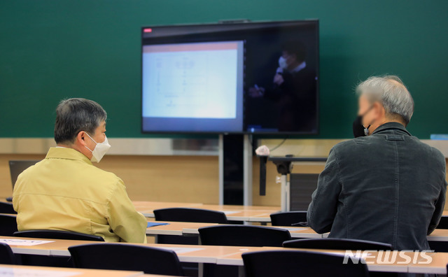 [서울=뉴시스]최진석 기자 = 2021 대입수능 시험을 이틀 앞둔 1일 오후 박백범 교육부 차관이 서울 강남구의 한 입시학원을 찾아 특별 방역점검을 하고 있다. (공동취재사진) 2020.12.01. photo@newsis.com