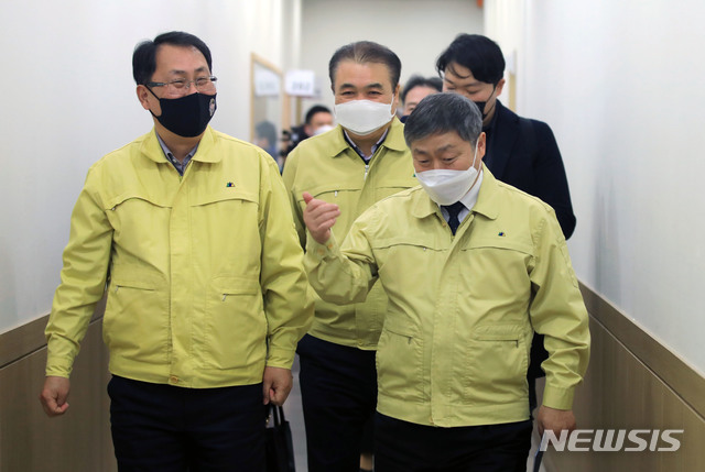 [서울=뉴시스]최진석 기자 = 2021 대입수능 시험을 이틀 앞둔 1일 오후 박백범 교육부 차관이 서울 강남구의 한 입시학원을 찾아 특별 방역점검을 하고 있다. (공동취재사진) 2020.12.01.photo@newsis.com