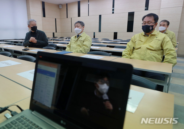 [서울=뉴시스]최진석 기자 = 2021 대입수능 시험을 이틀 앞둔 1일 오후 박백범 교육부 차관이 서울 강남구의 한 입시학원을 찾아 특별 방역점검을 하고 있다. (공동취재사진) 2020.12.01. photo@newsis.com 