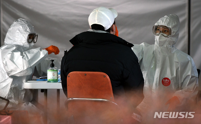 코로나19 선별진료소에서 의료진이 검체 채취를 하고 있다. (뉴시스 DB)