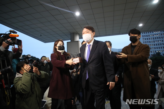 [서울=뉴시스] 김선웅 기자 = 직무에 복귀하는 윤석열 검찰총장이 1일 오후 서울 서초구 대검찰청으로 출근하고 있다. 2020.12.01. mangusta@newsis.com