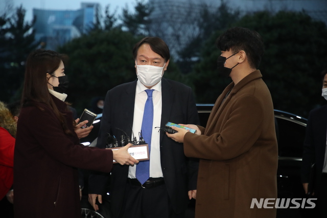 [서울=뉴시스] 김선웅 기자 = 직무에 복귀하는 윤석열 검찰총장이 지난 1일 오후 서울 서초구 대검찰청으로 출근하며 취재진의 질문에 답하고 있다. 2020.12.01. mangusta@newsis.com