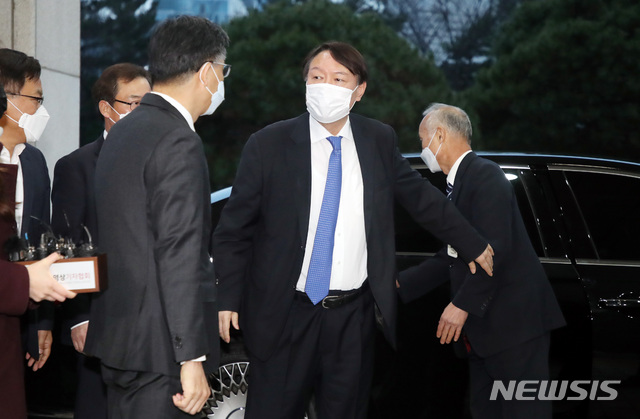 [서울=뉴시스] 김선웅 기자 = 직무에 복귀하는 윤석열 검찰총장이 1일 오후 서울 서초구 대검찰청로 출근하고 있다. 2020.12.01. mangusta@newsis.com