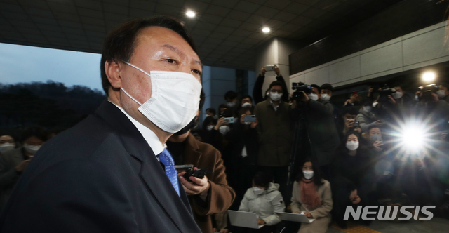 [서울=뉴시스] 조수정 기자 = 직무에 복귀하는 윤석열 검찰총장이 1일 오후 서울 서초구 대검찰청로 출근하고 있다. 2020.12.01.&nbsp; chocrystal@newsis.com