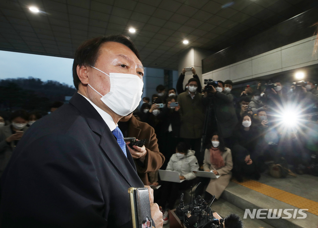 [서울=뉴시스] 조수정 기자 = 직무에 복귀하는 윤석열 검찰총장이 1일 오후 서울 서초구 대검찰청로 출근하고 있다. 2020.12.01.&nbsp; chocrystal@newsis.com