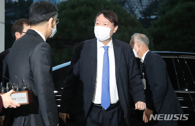 [서울=뉴시스] 김선웅 기자 = 직무에 복귀하는 윤석열 검찰총장이 1일 오후 서울 서초구 대검찰청로 출근하고 있다. 2020.12.01. mangusta@newsis.com