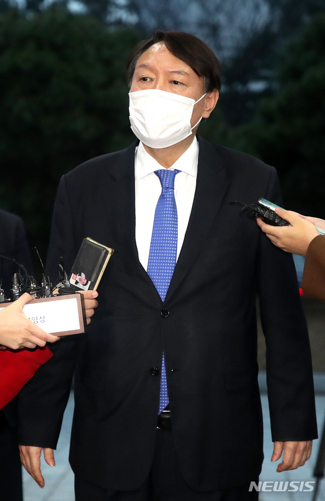 [서울=뉴시스] 김선웅 기자 = 직무에 복귀하는 윤석열 검찰총장이 1일 오후 서울 서초구 대검찰청로 출근하고 있다. 2020.12.01. mangusta@newsis.com