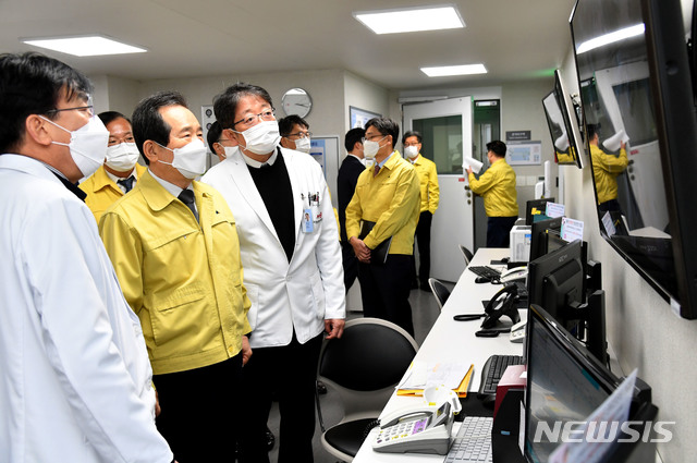 [서울=뉴시스] 박미소 기자 = 정세균 국무총리가 1일 오후 서울 중구 국립중앙의료원을 방문해 수도권의 신종 코로나바이러스 감염증(코로나19) 병상확보 상황을 점검하고 있다. (사진=총리실 제공) 2020.12.01. photo@newsis.com