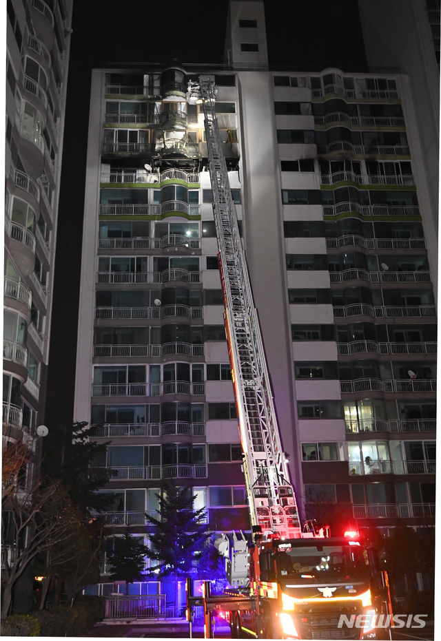 [군포=뉴시스] 김종택기자 = 1일 오후 경기도 군포시 산본동 한 아파트에서 화재가 발생해 소방대원들이 화재 원인을 조사하고 있다. 2020.12.01. jtk@newsis.com