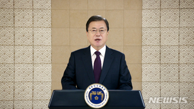 [서울=뉴시스] 문재인 대통령이 1일 온라인으로 개막한 제19차 국제반부패회의에서 영상을 통해 축사를 전하고 있다. (사진=청와대 제공) 2020.12.01. photo@newsis.com