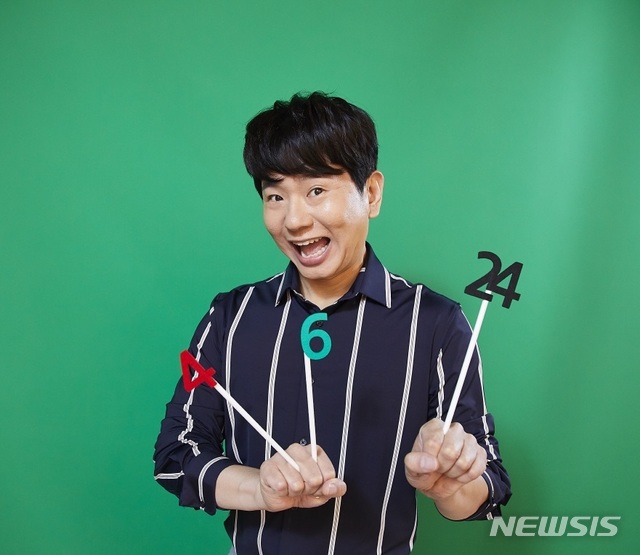 [서울=뉴시스] TBS FM 라디오 프로그램 '박성호의 4×6=24'를 진행하는 개그맨 박성호 (사진=TBS 제공) 2020.12.02. photo@newsis.com