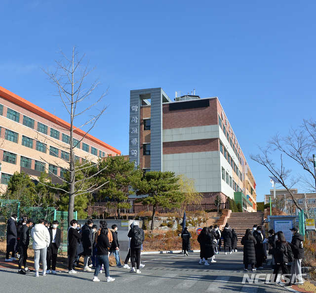 [울산=뉴시스] 구미현 기자 = 수능 예비소집일인 2일 오전 울산 약사고등학교 정문 앞에서 수험생들이 수험표를 받고 있다. 이날 약사고는 수험표를 워킹스루 형식으로 배부했다. (사진=울산시교육청 제공) 2020.12.2&nbsp; photo@newsis.com