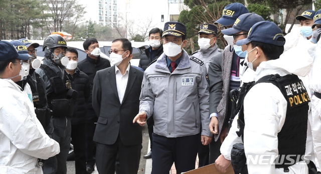 [군포=뉴시스] 박종대 기자 = 2일 오전 최해영 경기남부경찰청장은 경기 군포시 산본동 한 아파트 화재현장을 찾아 안타깝게 사망자가 발생한 것에 애도를 표하고 사고현장을 점검했다. 2020.12.02. pjd@newsis.com (사진=경기남부경찰청 제공)