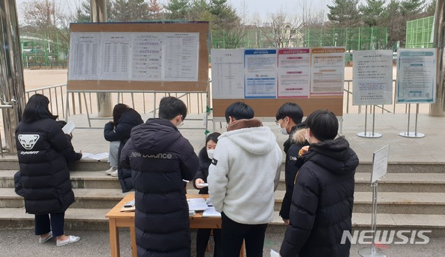 [고양=뉴시스]송주현기자 = 2일 경기 고양시 일산컨벤션고등학교에서 수험생들이 수험표와 수능안내문을 받고 있다. 2020.12.02. atia@newsis.com