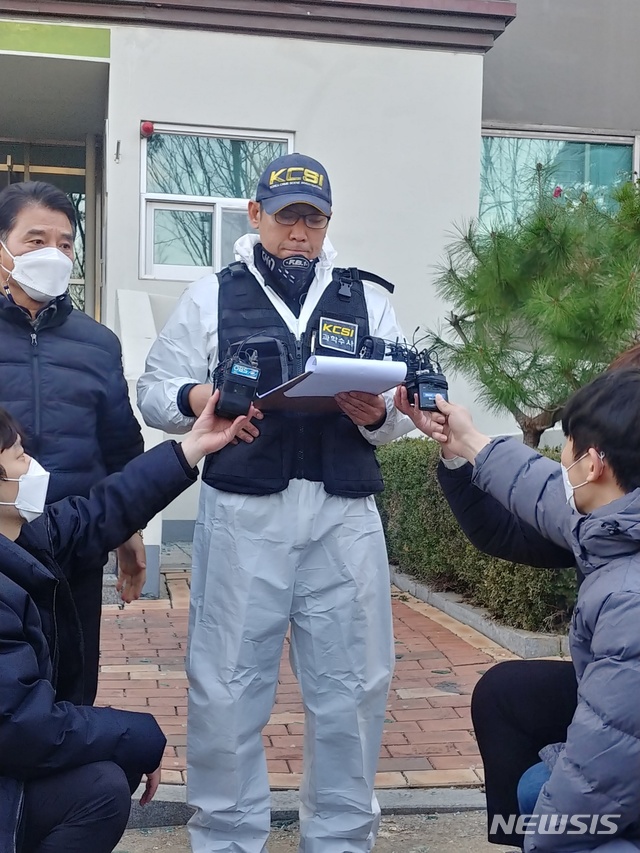 [군포=뉴시스] 안형철 기자 = 2일 오전 10시 30분부터 오후 3시까지 진행된 경기 군포 아파트 화재 2차 합동감식 브리핑 중인 정요섭 경기남부경찰청 과학수사대장. 2020.12.02. goahc@newsis.com