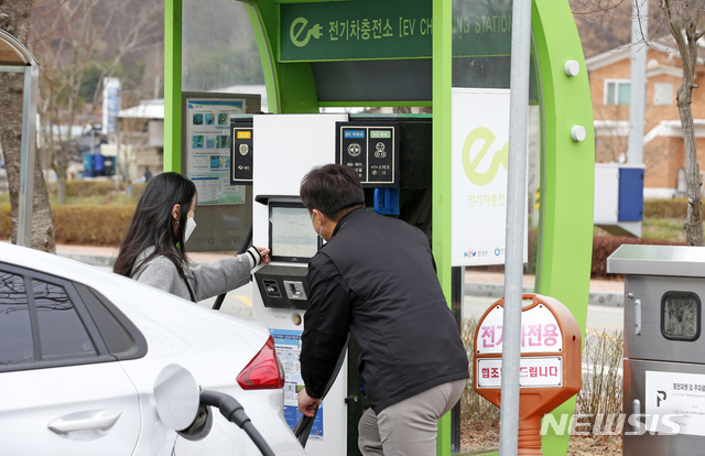 [임실=뉴시스] 이학권 기자 =전북 임실군은 오는 3일까지 관내 전기차 충전시설 9개소에 대해 점검하고, 충전방해 행위 및 충전시설 등을 집중 점검한다. (사진 = 임실군 제공).2020.12.02. photo@newsis.com
