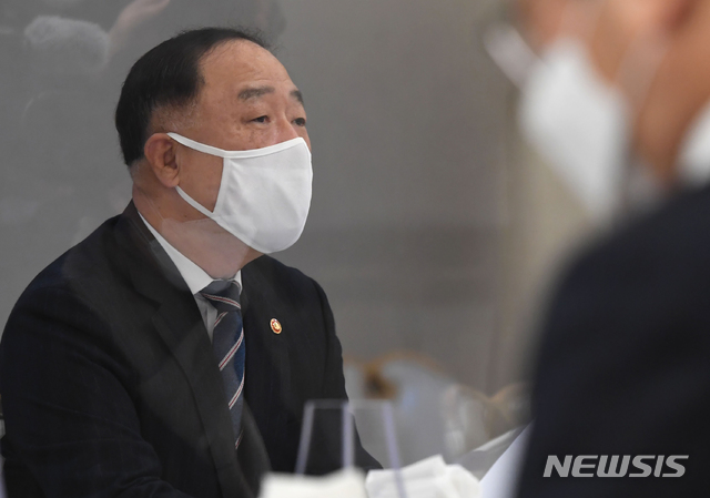 [서울=뉴시스]김명원 기자 = 홍남기 경제부총리 겸 기획재정부 장관. (공동취재사진) 2020.12.02. photo@newsis.com