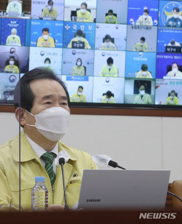[서울=뉴시스]김명원 기자 = 정세균 국무총리가 2일 서울 오전 종로구 정부서울청사에서 열린 코로나19 대응 중앙재난안전대책 본부(중대본) 회의에 참석해 발언하고 있다. 2020.12.02. kmx1105@newsis.com