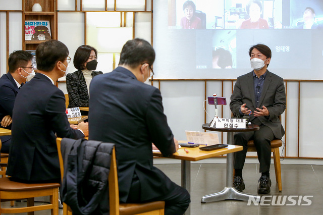 [서울=뉴시스] 최동준 기자 = 안철수 국민의당 대표가 2일 서울 여의도 카페에서 열린 국민의힘 초선의원 모임 '명불허전 보수다'에 참석해 온라인 강연을 하고 있다. (공동취재사진) 2020.12.02. photo@newsis.com