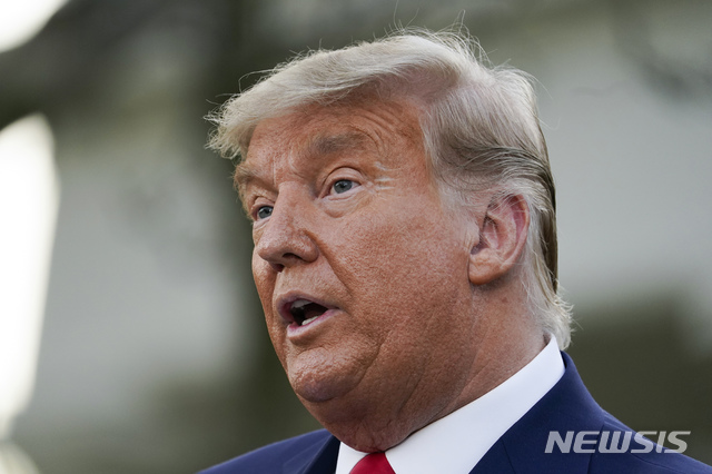 [워싱턴=AP/뉴시스]도널드 트럼프 미 대통령이 지난 11월13일 백악관 로즈가든에서 기자들과 이야기하고 있다. 트럼프는 1일 저녁(현지시간) 백악관 휴일 리셉션에서 2024년 대선 출마를 다시 언급했다. 2020.12.2