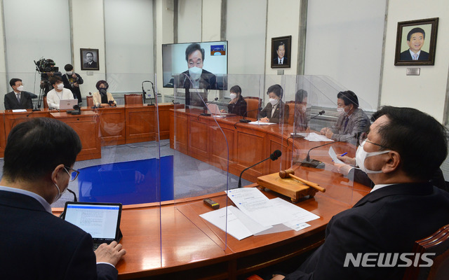 [서울=뉴시스] 전진환 기자 = 이낙연 더불어민주당 대표가 2일 서울 여의도 국회에서 열린 최고위원회의에 화상으로 참석해 발언하고 있다.  (공동취재사진) 2020.12.02. photo@newsis.com