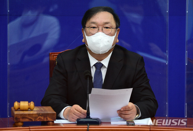 [서울=뉴시스] 전진환 기자 = 김태년 더불어민주당 원내대표가 2일 서울 여의도 국회에서 열린 최고위원회의에 참석해 발언하고 있다. (공동취재사진) 2020.12.02. photo@newsis.com