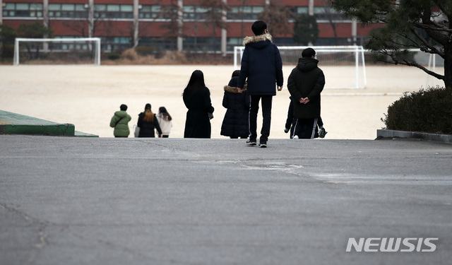 [서울=뉴시스]김선웅 기자 = 수능시험일을 하루 앞둔 2일 서울 서초구의 한 학교에서 수험생들이 수험표를 받기 위해 이동하고 있다. 2020.12.02. mangusta@newsis.com