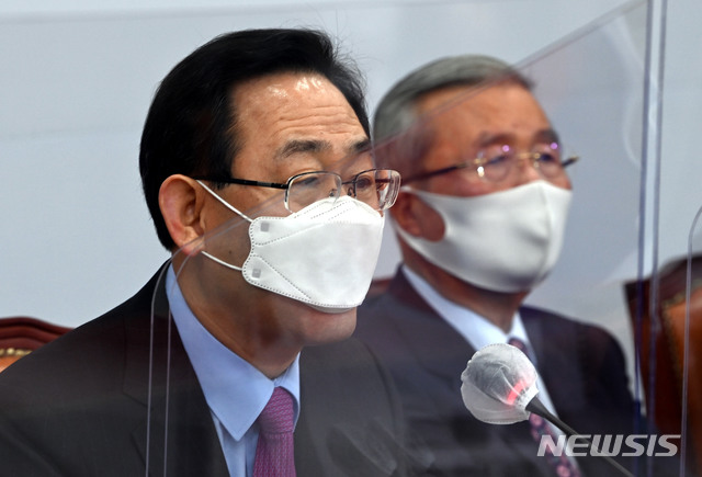 [서울=뉴시스] 김진아 기자 = 주호영 국민의힘 원내대표가 2일 오전 서울 여의도 국회에서 열린 국민의힘 중진의원 연석회의에서 발언을 하고 있다. (공동취재사진) 2020.12.02. photo@newsis.com