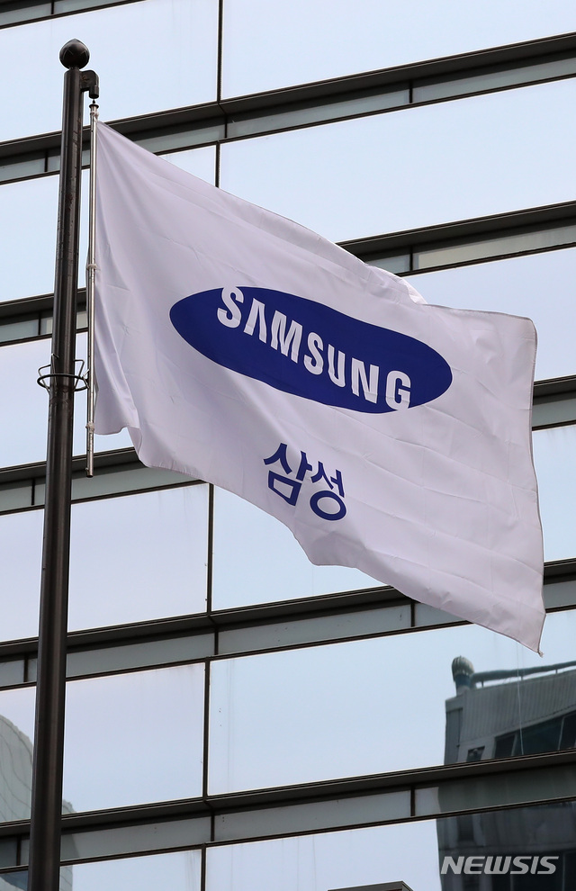 [서울=뉴시스] 이영환 기자 =서울 서초구 삼성전자 서초사옥의 삼성전자 깃발이 펄럭이는 모습. 2020.12.02. 20hwan@newsis.com