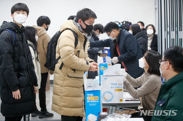 [서울=뉴시스]홍효식 기자 = 2021학년도 대학수학능력시험 예비소집일인 2일 오전 서울 용산구 선린인터넷고등학교에서 수험생들이 수험표와 마스크 등을 배부받고 있다. (공동취재사진) 2020.12.02. photo@newsis.com