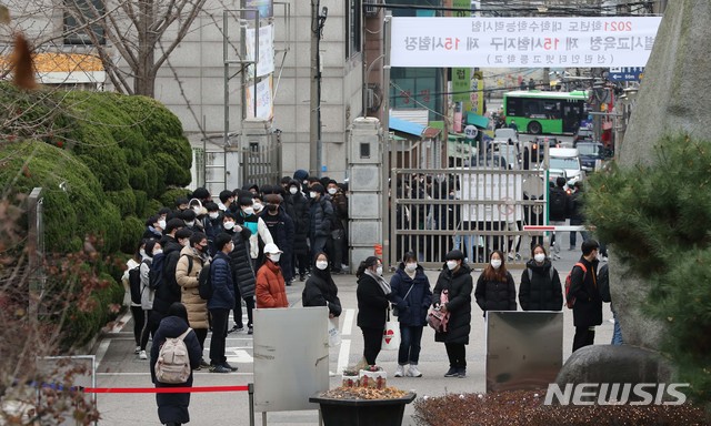 [서울=뉴시스]홍효식 기자 = 대학수학능력시험 예비소집일인 2일 오전 서울 용산구 선린인터넷고등학교에서 수험생들이 수험표와 마스크 등을 배부받기 위해 줄 서 있다. 2020.12.02. (공동취재사진) photo@newsis.com