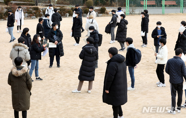[인천=뉴시스] 이종철 기자 = 2021학년도 대학수학능력고사 예비소집일인 2일 오전 인천시 부평구 부광고등학교에서 수험생들이 수험생 유의사항을 듣고 있다. 2020.12.02. jc4321@newsis.com