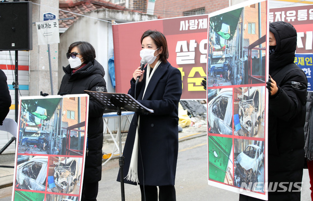 [서울=뉴시스] 고범준 기자 = 사랑제일교회 변호인단 강연재 변호사가 2일 오전 서울 성북구 사랑제일교회 앞에서 사랑제일교회와 장위10구역재개발조합의 명도 집행과 관련 기자회견을 하고 있다. 2020.12.02. bjko@newsis.com