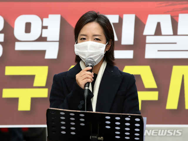 [서울=뉴시스] 고범준 기자 = 사랑제일교회 변호인단 강연재 변호사가 2일 오전 서울 성북구 사랑제일교회 앞에서 사랑제일교회와 장위10구역재개발조합의 명도 집행과 관련 기자회견을 하고 있다. 2020.12.02. bjko@newsis.com