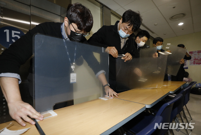 [서울=뉴시스] 고승민 기자 = 2021학년도 대학수학능력시험을 하루 앞둔 2일 서울의료원에서 병원 관계자들이 확진 수험생들이 수능에 사용한 책상을 만들고 있다. 2020.12.02. kkssmm99@newsis.com