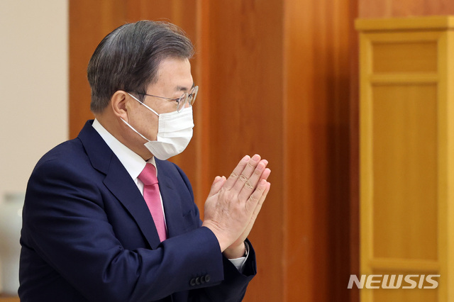 [서울=뉴시스]박영태 기자 = 문재인 대통령이 2일 청와대 충무실에서 열린 신임대사 신임장 수여식에 참석하며 인사하는 신임대사들을 향해 박수를 치고 있다. 2020.12.02. since1999@newsis.com