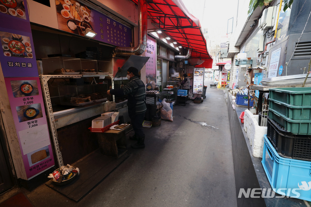 [서울=뉴시스] 이윤청 기자 = 수도권 사회적 거리두기 단계가 2+α로 시행 중인 2일 서울 종로구 종로3가역 인근 식당가가 한산한 모습을 보이고 있다. 2020.12.02. radiohead@newsis.com