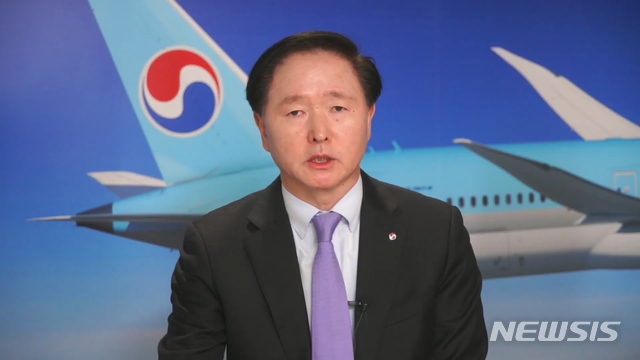 [서울=뉴시스]우기홍 대한항공 사장이 2일 대한항공-아시아나항공 양사 통합 관련 온라인 기자간담회를 하고 있다. 2020.12.02. (사진=대한항공 유튜브 캡쳐) photo@newsis.com