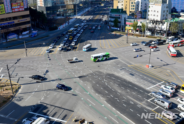[광주=뉴시스] 김혜인 기자 = 2일 오후 광주 남구 백운동 백운고가차도가 철거된 도로에 왕복 11차선이 복잡하게 표시돼 있다. 2020.12.02.hyein0342@newsis.com