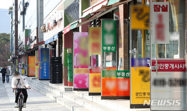 [서울=뉴시스] 고범준 기자 = 사진은 2일 서울 송파구의 한 상가 부동산 밀집 지역 모습. 2020.12.02. bjko@newsis.com