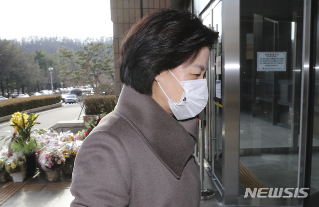 [과천=뉴시스]최진석 기자 = 추미애 법무부장관이 지난 2일 오후 경기 과천 법무부청사로 들어가고 있다. 2020.12.02. myjs@newsis.com