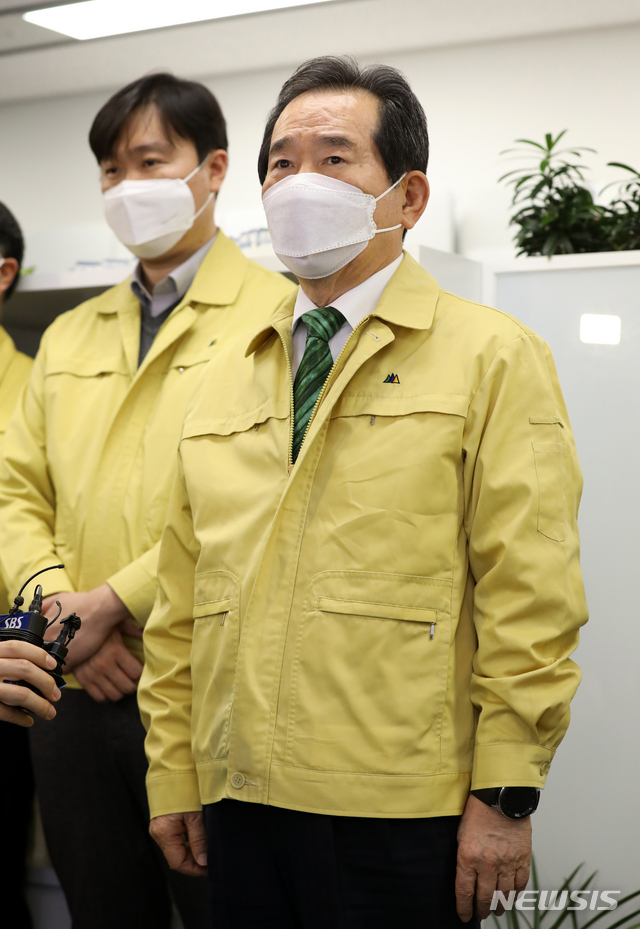 [서울=뉴시스] 이윤청 기자 = 정세균 국무총리가 2일 서울 중구 서울시청 감염병관리과를 방문해 박유미 서울시 시민건강국장에게 서울시 코로나19 발생 현황, 상황대응 현황 등을 보고받은 후 발언하고 있다. 2020.12.02. radiohead@newsis.com