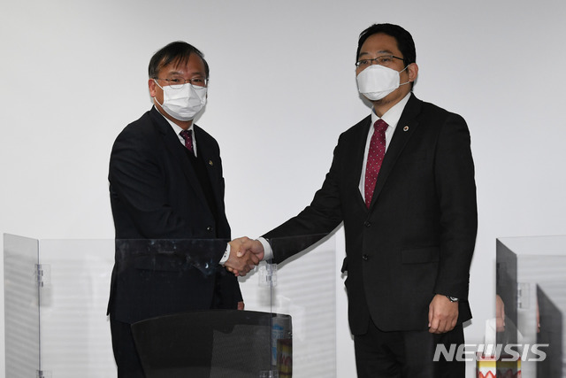 [서울=뉴시스] 사진공동취재단 = 강도태 보건복지부 제2차관(왼쪽)과 최대집 대한의사협회장 2일 오후 서울 중구 보건복지인력개발원 대회의실에서 열린 의정협의체 제1차 회의 참석해 악수를 하고 있다.2020.12.02. photo@newsis.com