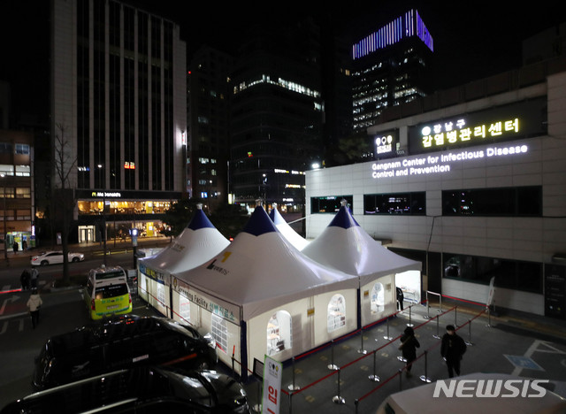 [서울=뉴시스]김병문 기자 = 2021학년도 대학수학능력시험을 하루 앞두고 보건소 선별진료소가 22시까지 연장운영하는 2일 오후 서울 강남구보건소 선별진료소에 불이 켜져 있다. 2020.12.02. dadazon@newsis.com