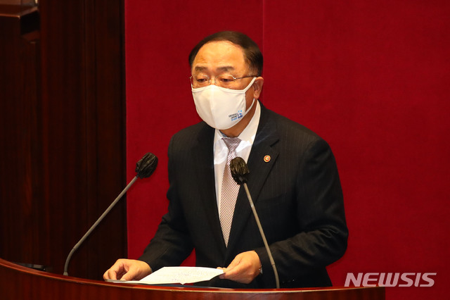 [서울=뉴시스] 전진환 기자 = 홍남기 경제부총리 겸 기획재정부 장관이 2일 오후 국회에서 열린 제382회 국회 정기회에서 2021년도 예산안에 대한 제안 설명을 하고 있다. (공동취재사진) 2020.12.02. photo@newsis.com