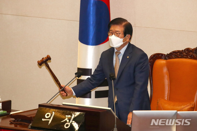 [서울=뉴시스] 전진환 기자 = 2일 오후 국회에서 열린 제382회 국회 정기회에서 박병석 국회의장이 의사봉을 두드리고 있다. (공동취재사진) 2020.12.02. photo@newsis.com 