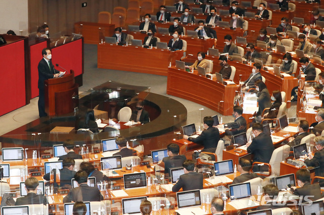 [서울=뉴시스] 전진환 기자 = 정세균 국무총리가 2일 오후 서울 여의도 국회에서 열린 본회의에서 2021년도 예산안이 가결된 후 정부측 인사를 하고 있다. (공동취재사진) 2020.12.02. photo@newsis.com