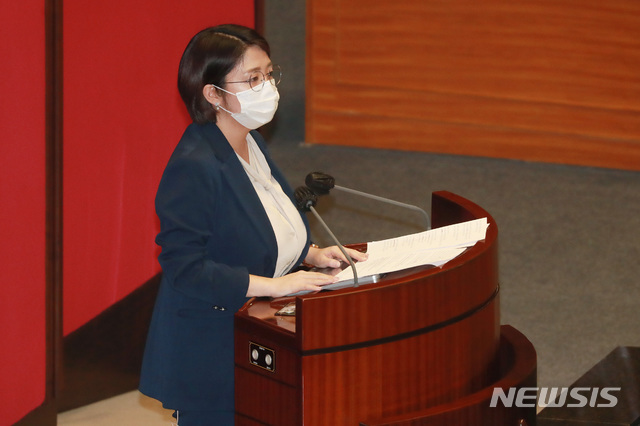 [서울=뉴시스] 전진환 기자 = 용혜인 기본소득당 원내대표가 2일 오후 서울 여의도 국회에서 열린 본회의에서 2021년도 예산안 토론을 하고 있다. (공동취재사진) 2020.12.02. photo@newsis.com