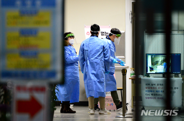 [청주=뉴시스] 인진연 기자 = 2021학년도 대학수학능력시험일인 3일 오전, 56지구 10시험장인 충북 청주 서원고등학교 감독관들이 수험생들은 발열 체크를 위한 동선을 확인하고 있다. 2020.12.03 inphoto@newsis.com 